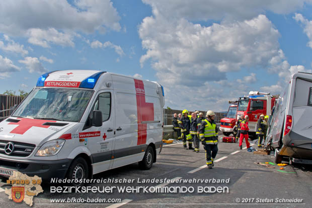 20170820 Frontalzusammenstoß Wohnmobil gegen Pkw auf der LB17 zwischen Sollenau und Günselsdorf/Schönau Foto: © Stefan Schneider BFK Baden 20170820 Frontalzusammenstoß Wohnmobil gegen Pkw auf der LB17 zwischen Sollenau und Günselsdorf/Schönau Foto: © Stefan Schneider BFK Baden