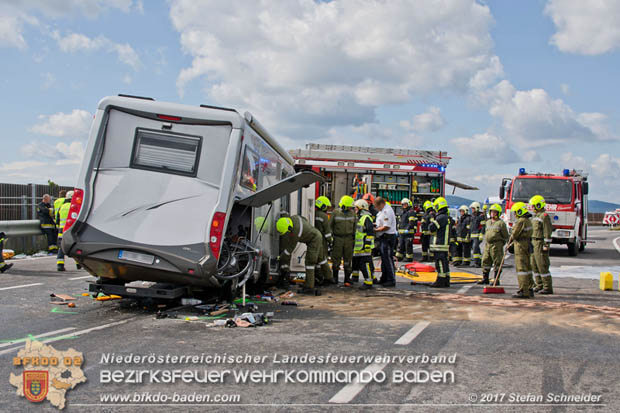 20170820 Frontalzusammenstoß Wohnmobil gegen Pkw auf der LB17 zwischen Sollenau und Günselsdorf/Schönau Foto: © Stefan Schneider BFK Baden 20170820 Frontalzusammenstoß Wohnmobil gegen Pkw auf der LB17 zwischen Sollenau und Günselsdorf/Schönau Foto: © Stefan Schneider BFK Baden