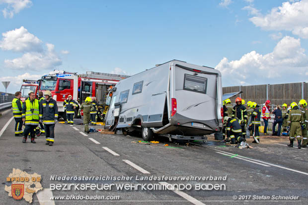 20170820 Frontalzusammenstoß Wohnmobil gegen Pkw auf der LB17 zwischen Sollenau und Günselsdorf/Schönau Foto: © Stefan Schneider BFK Baden 20170820 Frontalzusammenstoß Wohnmobil gegen Pkw auf der LB17 zwischen Sollenau und Günselsdorf/Schönau Foto: © Stefan Schneider BFK Baden