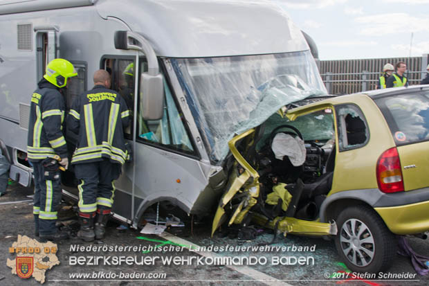 20170820 Frontalzusammenstoß Wohnmobil gegen Pkw auf der LB17 zwischen Sollenau und Günselsdorf/Schönau Foto: © Stefan Schneider BFK Baden 20170820 Frontalzusammenstoß Wohnmobil gegen Pkw auf der LB17 zwischen Sollenau und Günselsdorf/Schönau Foto: © Stefan Schneider BFK Baden
