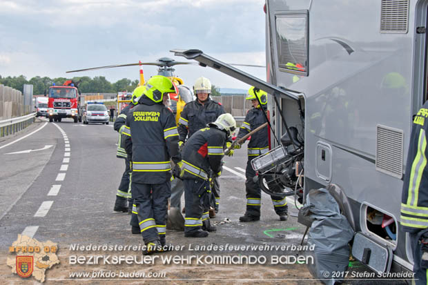 20170820 Frontalzusammenstoß Wohnmobil gegen Pkw auf der LB17 zwischen Sollenau und Günselsdorf/Schönau Foto: © Stefan Schneider BFK Baden 20170820 Frontalzusammenstoß Wohnmobil gegen Pkw auf der LB17 zwischen Sollenau und Günselsdorf/Schönau Foto: © Stefan Schneider BFK Baden
