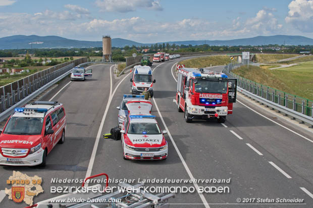20170820 Frontalzusammenstoß Wohnmobil gegen Pkw auf der LB17 zwischen Sollenau und Günselsdorf/Schönau Foto: © Stefan Schneider BFK Baden 20170820 Frontalzusammenstoß Wohnmobil gegen Pkw auf der LB17 zwischen Sollenau und Günselsdorf/Schönau Foto: © Stefan Schneider BFK Baden