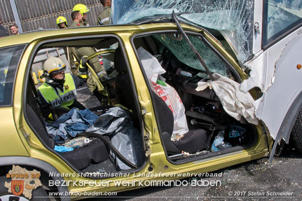 20170820 Frontalzusammenstoß Wohnmobil gegen Pkw auf der LB17 zwischen Sollenau und Günselsdorf/Schönau Foto: © Stefan Schneider BFK Baden 20170820 Frontalzusammenstoß Wohnmobil gegen Pkw auf der LB17 zwischen Sollenau und Günselsdorf/Schönau Foto: © Stefan Schneider BFK Baden
