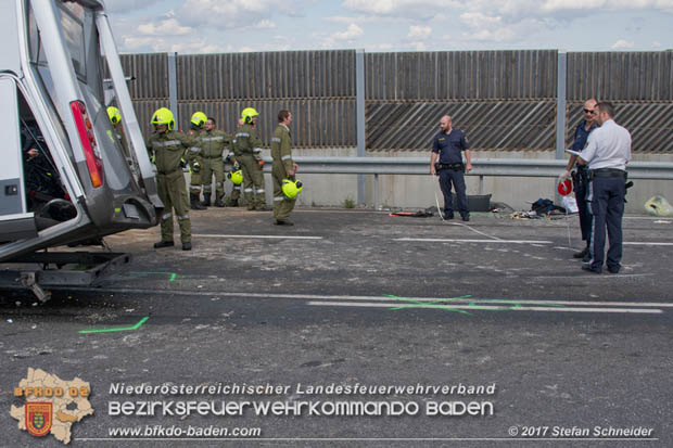 20170820 Frontalzusammenstoß Wohnmobil gegen Pkw auf der LB17 zwischen Sollenau und Günselsdorf/Schönau Foto: © Stefan Schneider BFK Baden 20170820 Frontalzusammenstoß Wohnmobil gegen Pkw auf der LB17 zwischen Sollenau und Günselsdorf/Schönau Foto: © Stefan Schneider BFK Baden