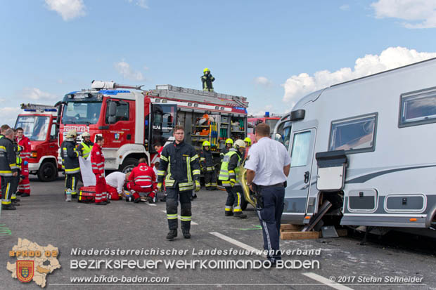 20170820 Frontalzusammenstoß Wohnmobil gegen Pkw auf der LB17 zwischen Sollenau und Günselsdorf/Schönau Foto: © Stefan Schneider BFK Baden 20170820 Frontalzusammenstoß Wohnmobil gegen Pkw auf der LB17 zwischen Sollenau und Günselsdorf/Schönau Foto: © Stefan Schneider BFK Baden