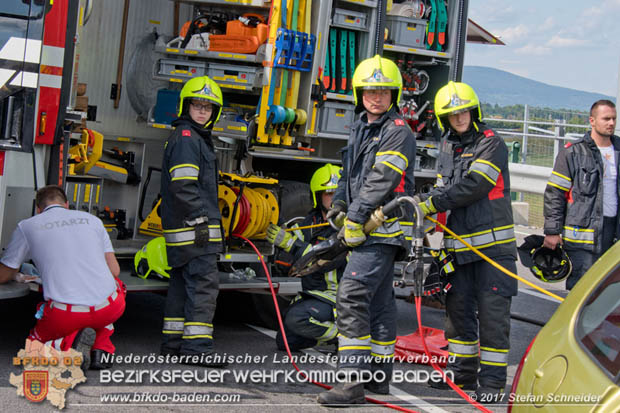 20170820 Frontalzusammenstoß Wohnmobil gegen Pkw auf der LB17 zwischen Sollenau und Günselsdorf/Schönau Foto: © Stefan Schneider BFK Baden 20170820 Frontalzusammenstoß Wohnmobil gegen Pkw auf der LB17 zwischen Sollenau und Günselsdorf/Schönau Foto: © Stefan Schneider BFK Baden