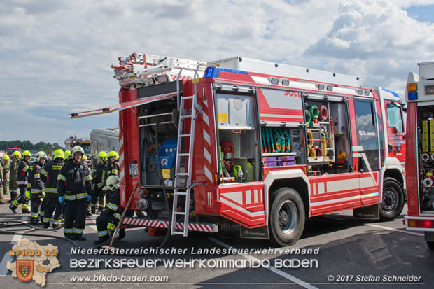20170820 Frontalzusammenstoß Wohnmobil gegen Pkw auf der LB17 zwischen Sollenau und Günselsdorf/Schönau Foto: © Stefan Schneider BFK Baden 20170820 Frontalzusammenstoß Wohnmobil gegen Pkw auf der LB17 zwischen Sollenau und Günselsdorf/Schönau Foto: © Stefan Schneider BFK Baden