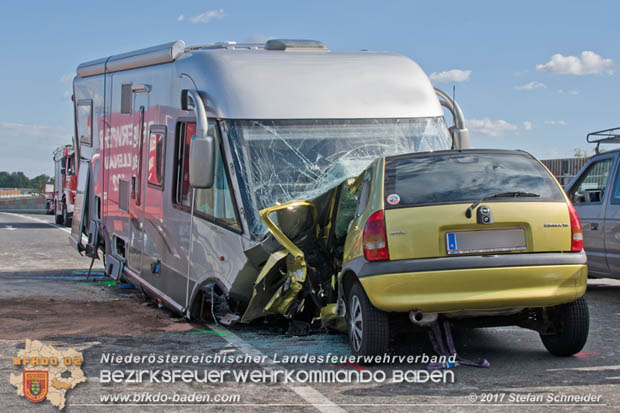 20170820 Frontalzusammenstoß Wohnmobil gegen Pkw auf der LB17 zwischen Sollenau und Günselsdorf/Schönau Foto: © Stefan Schneider BFK Baden 20170820 Frontalzusammenstoß Wohnmobil gegen Pkw auf der LB17 zwischen Sollenau und Günselsdorf/Schönau Foto: © Stefan Schneider BFK Baden