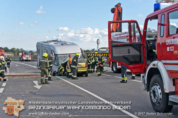 20170820 Frontalzusammenstoß Wohnmobil gegen Pkw auf der LB17 zwischen Sollenau und Günselsdorf/Schönau Foto: © Stefan Schneider BFK Baden 20170820 Frontalzusammenstoß Wohnmobil gegen Pkw auf der LB17 zwischen Sollenau und Günselsdorf/Schönau Foto: © Stefan Schneider BFK Baden
