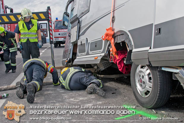 20170820 Frontalzusammenstoß Wohnmobil gegen Pkw auf der LB17 zwischen Sollenau und Günselsdorf/Schönau Foto: © Stefan Schneider BFK Baden 20170820 Frontalzusammenstoß Wohnmobil gegen Pkw auf der LB17 zwischen Sollenau und Günselsdorf/Schönau Foto: © Stefan Schneider BFK Baden
