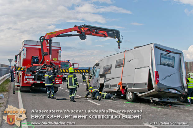 20170820 Frontalzusammenstoß Wohnmobil gegen Pkw auf der LB17 zwischen Sollenau und Günselsdorf/Schönau Foto: © Stefan Schneider BFK Baden 20170820 Frontalzusammenstoß Wohnmobil gegen Pkw auf der LB17 zwischen Sollenau und Günselsdorf/Schönau Foto: © Stefan Schneider BFK Baden