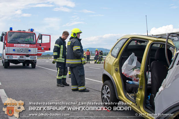 20170820 Frontalzusammenstoß Wohnmobil gegen Pkw auf der LB17 zwischen Sollenau und Günselsdorf/Schönau Foto: © Stefan Schneider BFK Baden 20170820 Frontalzusammenstoß Wohnmobil gegen Pkw auf der LB17 zwischen Sollenau und Günselsdorf/Schönau Foto: © Stefan Schneider BFK Baden