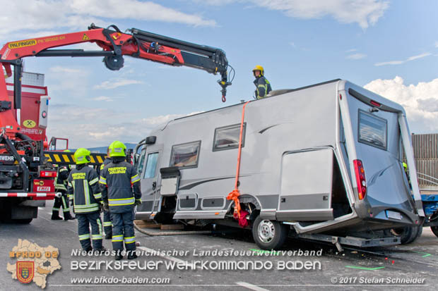 20170820 Frontalzusammenstoß Wohnmobil gegen Pkw auf der LB17 zwischen Sollenau und Günselsdorf/Schönau Foto: © Stefan Schneider BFK Baden 20170820 Frontalzusammenstoß Wohnmobil gegen Pkw auf der LB17 zwischen Sollenau und Günselsdorf/Schönau Foto: © Stefan Schneider BFK Baden