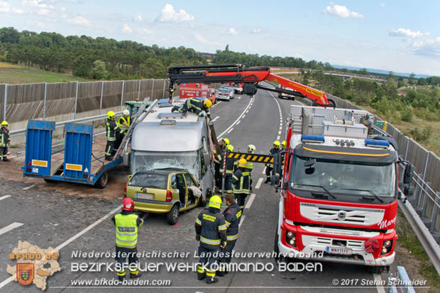 20170820 Frontalzusammenstoß Wohnmobil gegen Pkw auf der LB17 zwischen Sollenau und Günselsdorf/Schönau Foto: © Stefan Schneider BFK Baden 20170820 Frontalzusammenstoß Wohnmobil gegen Pkw auf der LB17 zwischen Sollenau und Günselsdorf/Schönau Foto: © Stefan Schneider BFK Baden