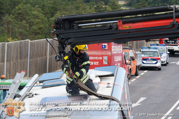 20170820 Frontalzusammenstoß Wohnmobil gegen Pkw auf der LB17 zwischen Sollenau und Günselsdorf/Schönau Foto: © Stefan Schneider BFK Baden 20170820 Frontalzusammenstoß Wohnmobil gegen Pkw auf der LB17 zwischen Sollenau und Günselsdorf/Schönau Foto: © Stefan Schneider BFK Baden