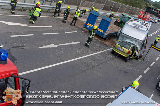 20170820 Frontalzusammenstoß Wohnmobil gegen Pkw auf der LB17 zwischen Sollenau und Günselsdorf/Schönau Foto: © Stefan Schneider BFK Baden 20170820 Frontalzusammenstoß Wohnmobil gegen Pkw auf der LB17 zwischen Sollenau und Günselsdorf/Schönau Foto: © Stefan Schneider BFK Baden
