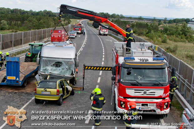 20170820 Frontalzusammenstoß Wohnmobil gegen Pkw auf der LB17 zwischen Sollenau und Günselsdorf/Schönau Foto: © Stefan Schneider BFK Baden 20170820 Frontalzusammenstoß Wohnmobil gegen Pkw auf der LB17 zwischen Sollenau und Günselsdorf/Schönau Foto: © Stefan Schneider BFK Baden