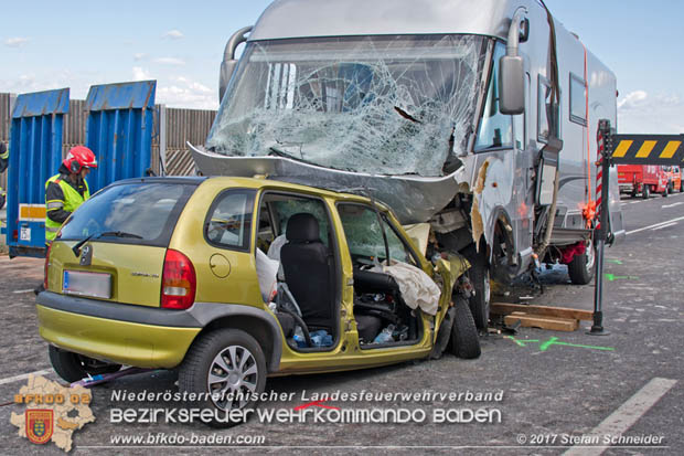 20170820 Frontalzusammenstoß Wohnmobil gegen Pkw auf der LB17 zwischen Sollenau und Günselsdorf/Schönau Foto: © Stefan Schneider BFK Baden 20170820 Frontalzusammenstoß Wohnmobil gegen Pkw auf der LB17 zwischen Sollenau und Günselsdorf/Schönau Foto: © Stefan Schneider BFK Baden