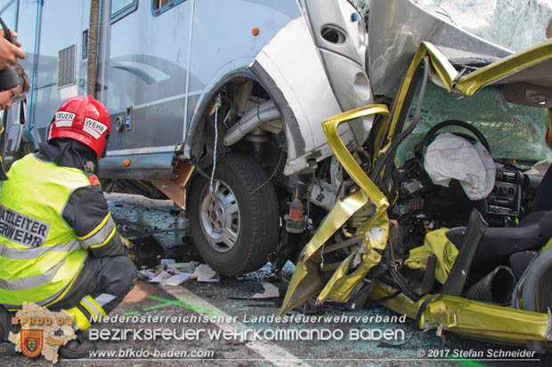 20170820 Frontalzusammenstoß Wohnmobil gegen Pkw auf der LB17 zwischen Sollenau und Günselsdorf/Schönau Foto: © Stefan Schneider BFK Baden 20170820 Frontalzusammenstoß Wohnmobil gegen Pkw auf der LB17 zwischen Sollenau und Günselsdorf/Schönau Foto: © Stefan Schneider BFK Baden
