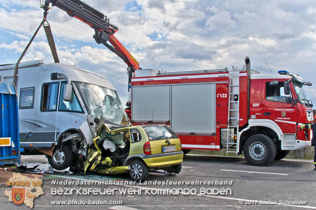 20170820 Frontalzusammenstoß Wohnmobil gegen Pkw auf der LB17 zwischen Sollenau und Günselsdorf/Schönau Foto: © Stefan Schneider BFK Baden 20170820 Frontalzusammenstoß Wohnmobil gegen Pkw auf der LB17 zwischen Sollenau und Günselsdorf/Schönau Foto: © Stefan Schneider BFK Baden