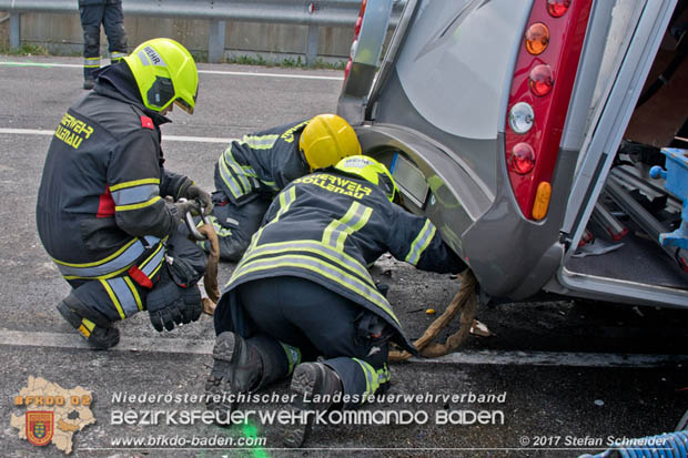 20170820 Frontalzusammenstoß Wohnmobil gegen Pkw auf der LB17 zwischen Sollenau und Günselsdorf/Schönau Foto: © Stefan Schneider BFK Baden 20170820 Frontalzusammenstoß Wohnmobil gegen Pkw auf der LB17 zwischen Sollenau und Günselsdorf/Schönau Foto: © Stefan Schneider BFK Baden