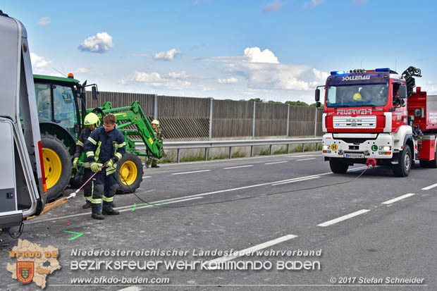 20170820 Frontalzusammenstoß Wohnmobil gegen Pkw auf der LB17 zwischen Sollenau und Günselsdorf/Schönau Foto: © Stefan Schneider BFK Baden 20170820 Frontalzusammenstoß Wohnmobil gegen Pkw auf der LB17 zwischen Sollenau und Günselsdorf/Schönau Foto: © Stefan Schneider BFK Baden