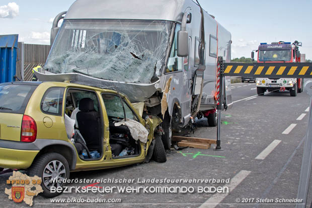20170820 Frontalzusammenstoß Wohnmobil gegen Pkw auf der LB17 zwischen Sollenau und Günselsdorf/Schönau Foto: © Stefan Schneider BFK Baden 20170820 Frontalzusammenstoß Wohnmobil gegen Pkw auf der LB17 zwischen Sollenau und Günselsdorf/Schönau Foto: © Stefan Schneider BFK Baden