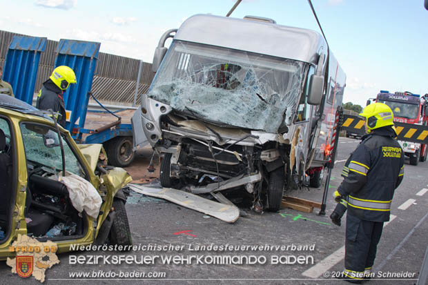 20170820 Frontalzusammenstoß Wohnmobil gegen Pkw auf der LB17 zwischen Sollenau und Günselsdorf/Schönau Foto: © Stefan Schneider BFK Baden 20170820 Frontalzusammenstoß Wohnmobil gegen Pkw auf der LB17 zwischen Sollenau und Günselsdorf/Schönau Foto: © Stefan Schneider BFK Baden