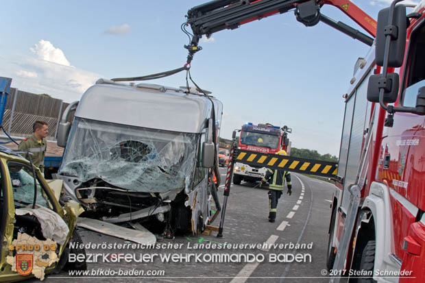 20170820 Frontalzusammenstoß Wohnmobil gegen Pkw auf der LB17 zwischen Sollenau und Günselsdorf/Schönau Foto: © Stefan Schneider BFK Baden 20170820 Frontalzusammenstoß Wohnmobil gegen Pkw auf der LB17 zwischen Sollenau und Günselsdorf/Schönau Foto: © Stefan Schneider BFK Baden