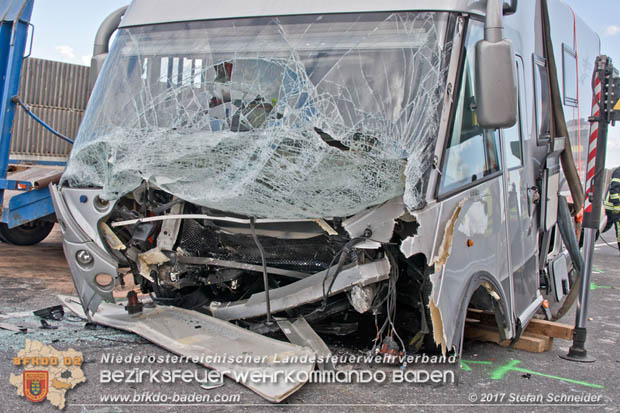 20170820 Frontalzusammenstoß Wohnmobil gegen Pkw auf der LB17 zwischen Sollenau und Günselsdorf/Schönau Foto: © Stefan Schneider BFK Baden 20170820 Frontalzusammenstoß Wohnmobil gegen Pkw auf der LB17 zwischen Sollenau und Günselsdorf/Schönau Foto: © Stefan Schneider BFK Baden