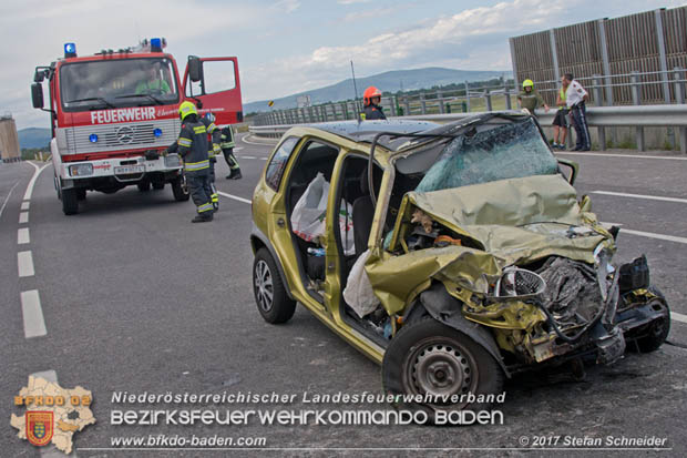 20170820 Frontalzusammenstoß Wohnmobil gegen Pkw auf der LB17 zwischen Sollenau und Günselsdorf/Schönau Foto: © Stefan Schneider BFK Baden 20170820 Frontalzusammenstoß Wohnmobil gegen Pkw auf der LB17 zwischen Sollenau und Günselsdorf/Schönau Foto: © Stefan Schneider BFK Baden