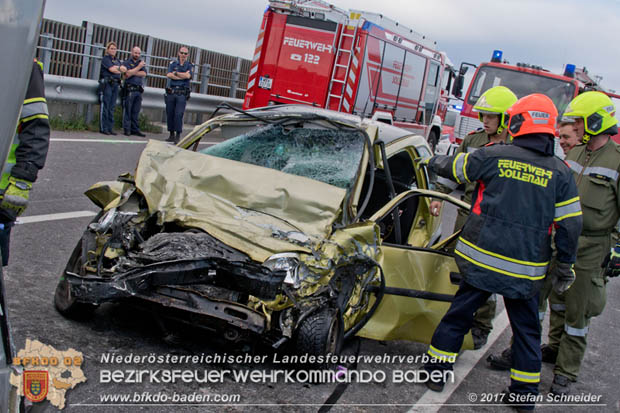 20170820 Frontalzusammenstoß Wohnmobil gegen Pkw auf der LB17 zwischen Sollenau und Günselsdorf/Schönau Foto: © Stefan Schneider BFK Baden 20170820 Frontalzusammenstoß Wohnmobil gegen Pkw auf der LB17 zwischen Sollenau und Günselsdorf/Schönau Foto: © Stefan Schneider BFK Baden