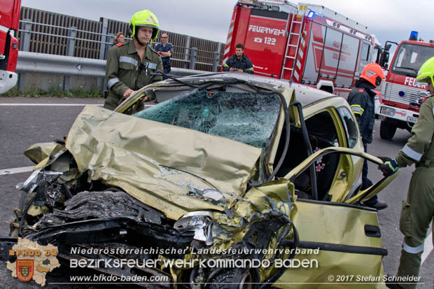 20170820 Frontalzusammenstoß Wohnmobil gegen Pkw auf der LB17 zwischen Sollenau und Günselsdorf/Schönau Foto: © Stefan Schneider BFK Baden 20170820 Frontalzusammenstoß Wohnmobil gegen Pkw auf der LB17 zwischen Sollenau und Günselsdorf/Schönau Foto: © Stefan Schneider BFK Baden