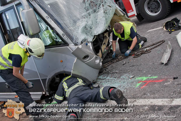 20170820 Frontalzusammenstoß Wohnmobil gegen Pkw auf der LB17 zwischen Sollenau und Günselsdorf/Schönau Foto: © Stefan Schneider BFK Baden 20170820 Frontalzusammenstoß Wohnmobil gegen Pkw auf der LB17 zwischen Sollenau und Günselsdorf/Schönau Foto: © Stefan Schneider BFK Baden