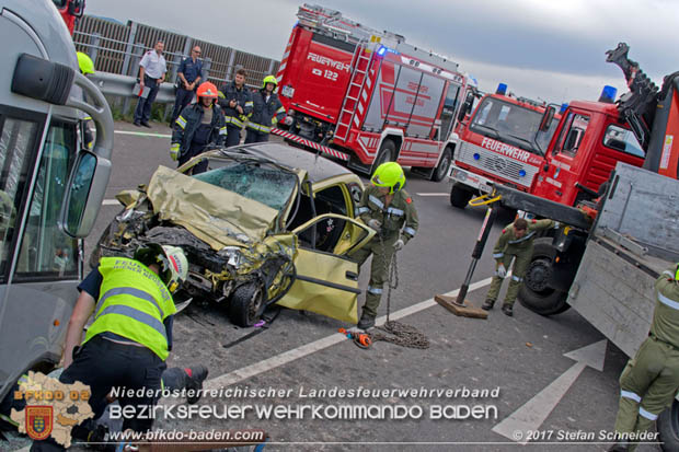 20170820 Frontalzusammenstoß Wohnmobil gegen Pkw auf der LB17 zwischen Sollenau und Günselsdorf/Schönau Foto: © Stefan Schneider BFK Baden 20170820 Frontalzusammenstoß Wohnmobil gegen Pkw auf der LB17 zwischen Sollenau und Günselsdorf/Schönau Foto: © Stefan Schneider BFK Baden
