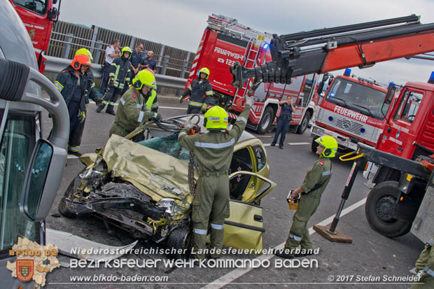 20170820 Frontalzusammenstoß Wohnmobil gegen Pkw auf der LB17 zwischen Sollenau und Günselsdorf/Schönau Foto: © Stefan Schneider BFK Baden 20170820 Frontalzusammenstoß Wohnmobil gegen Pkw auf der LB17 zwischen Sollenau und Günselsdorf/Schönau Foto: © Stefan Schneider BFK Baden