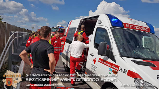 20170820 Frontalzusammenstoß Wohnmobil gegen Pkw auf der LB17 zwischen Sollenau und Günselsdorf/Schönau Foto: © Stefan Schneider BFK Baden 20170820 Frontalzusammenstoß Wohnmobil gegen Pkw auf der LB17 zwischen Sollenau und Günselsdorf/Schönau Foto: © Stefan Schneider BFK Baden
