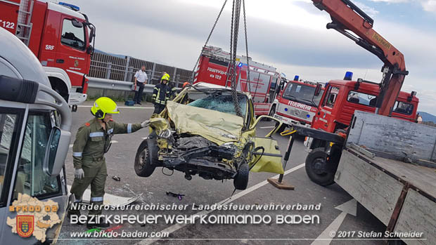 20170820 Frontalzusammenstoß Wohnmobil gegen Pkw auf der LB17 zwischen Sollenau und Günselsdorf/Schönau Foto: © Stefan Schneider BFK Baden 20170820 Frontalzusammenstoß Wohnmobil gegen Pkw auf der LB17 zwischen Sollenau und Günselsdorf/Schönau Foto: © Stefan Schneider BFK Baden