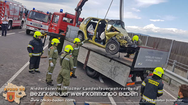 20170820 Frontalzusammenstoß Wohnmobil gegen Pkw auf der LB17 zwischen Sollenau und Günselsdorf/Schönau Foto: © Stefan Schneider BFK Baden 20170820 Frontalzusammenstoß Wohnmobil gegen Pkw auf der LB17 zwischen Sollenau und Günselsdorf/Schönau Foto: © Stefan Schneider BFK Baden