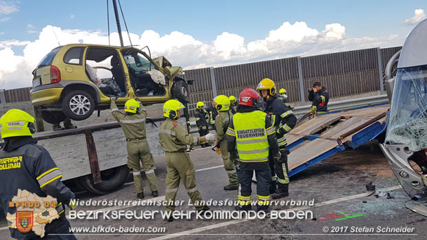 20170820 Frontalzusammenstoß Wohnmobil gegen Pkw auf der LB17 zwischen Sollenau und Günselsdorf/Schönau Foto: © Stefan Schneider BFK Baden 20170820 Frontalzusammenstoß Wohnmobil gegen Pkw auf der LB17 zwischen Sollenau und Günselsdorf/Schönau Foto: © Stefan Schneider BFK Baden