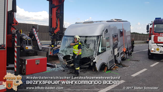 20170820 Frontalzusammenstoß Wohnmobil gegen Pkw auf der LB17 zwischen Sollenau und Günselsdorf/Schönau Foto: © Stefan Schneider BFK Baden