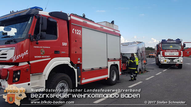 20170820 Frontalzusammenstoß Wohnmobil gegen Pkw auf der LB17 zwischen Sollenau und Günselsdorf/Schönau Foto: © Stefan Schneider BFK Baden