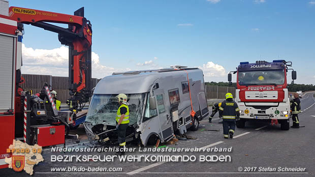 20170820 Frontalzusammenstoß Wohnmobil gegen Pkw auf der LB17 zwischen Sollenau und Günselsdorf/Schönau Foto: © Stefan Schneider BFK Baden