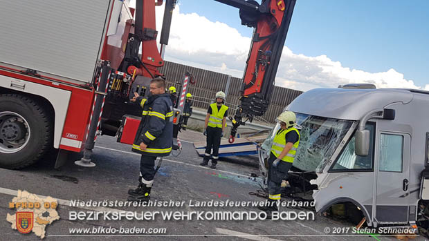 20170820 Frontalzusammenstoß Wohnmobil gegen Pkw auf der LB17 zwischen Sollenau und Günselsdorf/Schönau Foto: © Stefan Schneider BFK Baden