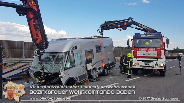 20170820 Frontalzusammenstoß Wohnmobil gegen Pkw auf der LB17 zwischen Sollenau und Günselsdorf/Schönau Foto: © Stefan Schneider BFK Baden