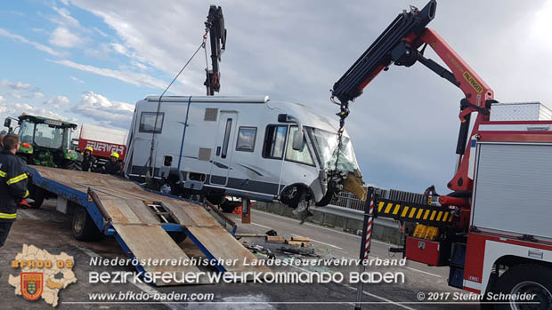 20170820 Frontalzusammenstoß Wohnmobil gegen Pkw auf der LB17 zwischen Sollenau und Günselsdorf/Schönau Foto: © Stefan Schneider BFK Baden