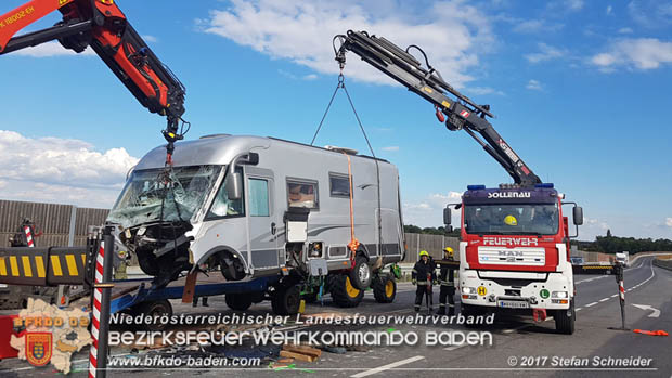 20170820 Frontalzusammenstoß Wohnmobil gegen Pkw auf der LB17 zwischen Sollenau und Günselsdorf/Schönau Foto: © Stefan Schneider BFK Baden