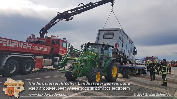 20170820 Frontalzusammenstoß Wohnmobil gegen Pkw auf der LB17 zwischen Sollenau und Günselsdorf/Schönau Foto: © Stefan Schneider BFK Baden