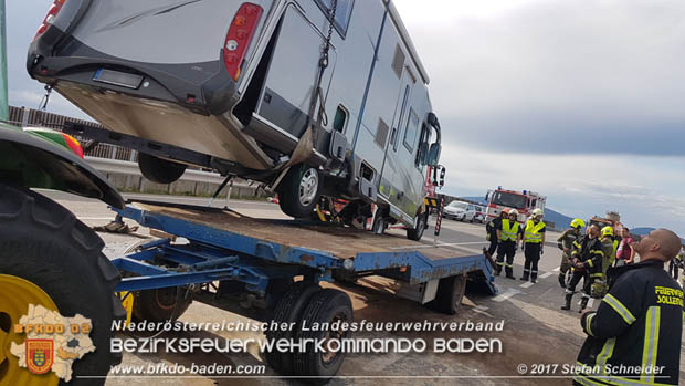 20170820 Frontalzusammenstoß Wohnmobil gegen Pkw auf der LB17 zwischen Sollenau und Günselsdorf/Schönau Foto: © Stefan Schneider BFK Baden