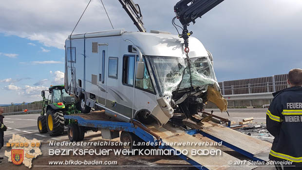 20170820 Frontalzusammenstoß Wohnmobil gegen Pkw auf der LB17 zwischen Sollenau und Günselsdorf/Schönau Foto: © Stefan Schneider BFK Baden
